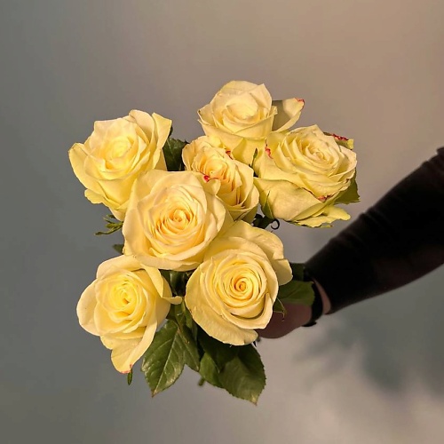 Букет живых цветов ЦВЕТЫ ДЛЯ ВАС Букет из 7 белых роз (Кения)