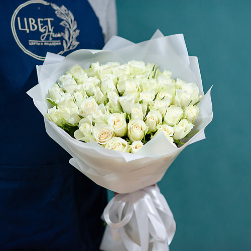 Букет живых цветов ЦВЕТНИК ЦВЕТЫ И ПОДАРКИ 51 белая кенийская роза в оформлении