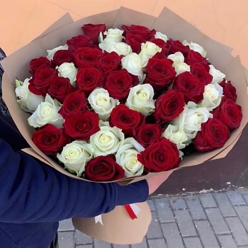 Букет живых цветов ДАРИ ЦВЕТЫ 51 Красно-белая роза в крафте